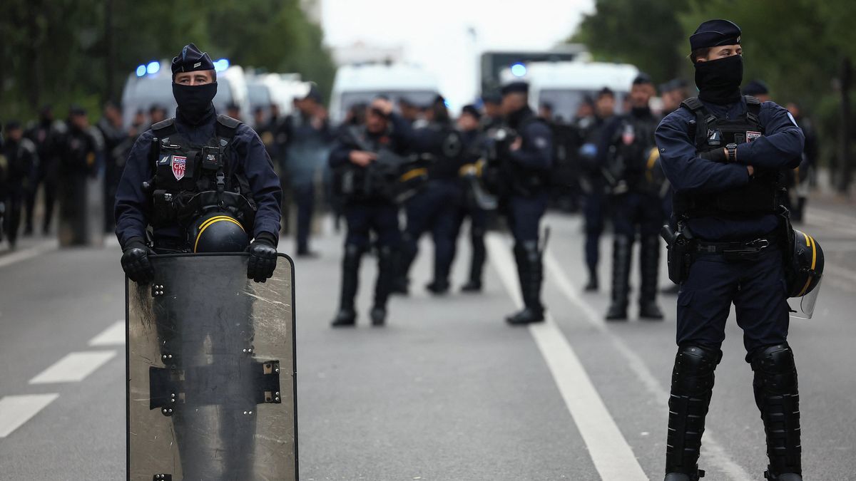 Francie čeká další násilnosti. Nasadíme 70 tisíc policistů, řekl ministr
