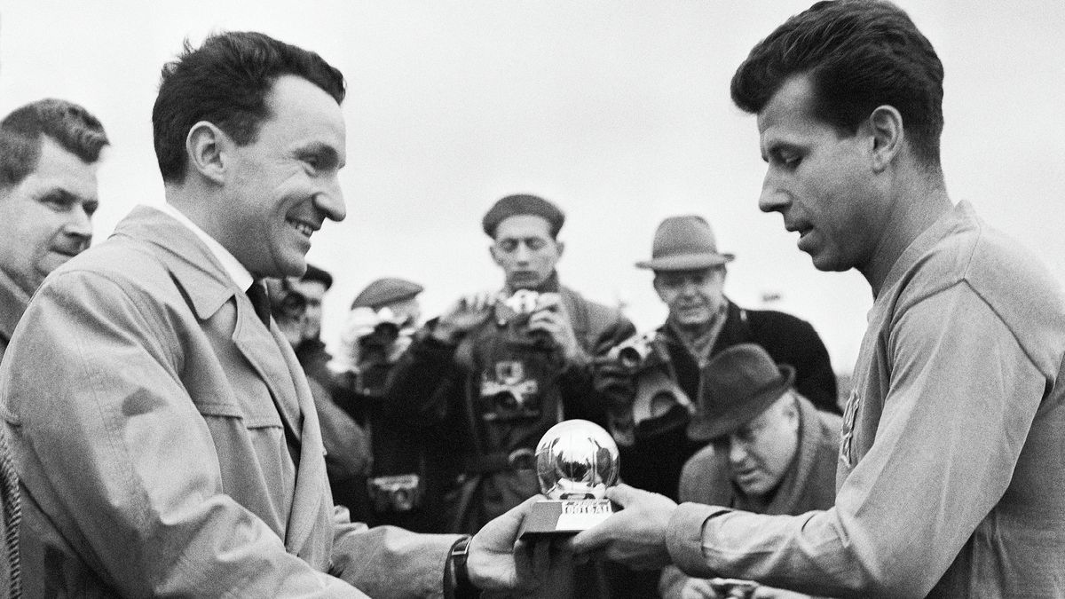 Masopust ji vezl tramvají, Nedvěd tryskáčem. Nejslavnější trofej slaví 70