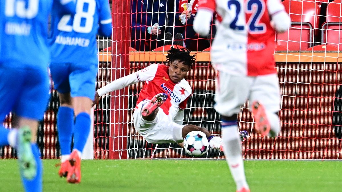 Slavia má problém. Fotbalový žralok se chová splašeně a přestal cítit krev