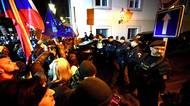 „Jménem zákona, klekněte si.“ Proč policie vyvedla lidi ze sálu Sněmovny