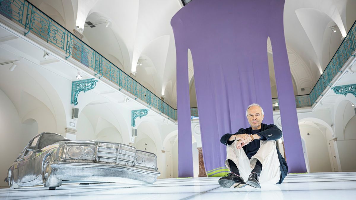 Obří svetr a socha mercedesu. V Liberci vystavuje rakouský sochař Wurm
