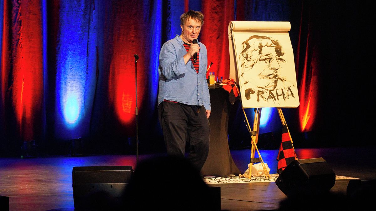 „Nás v Evropě všichni nesnáší. Taky bych nás nesnášel, kdybych nebyl my.“ V Praze vystoupil komik z Black Books
