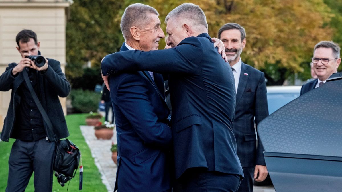 Fico přijel do Česka. S Babišem na zahradě odhalil sochu přátelství