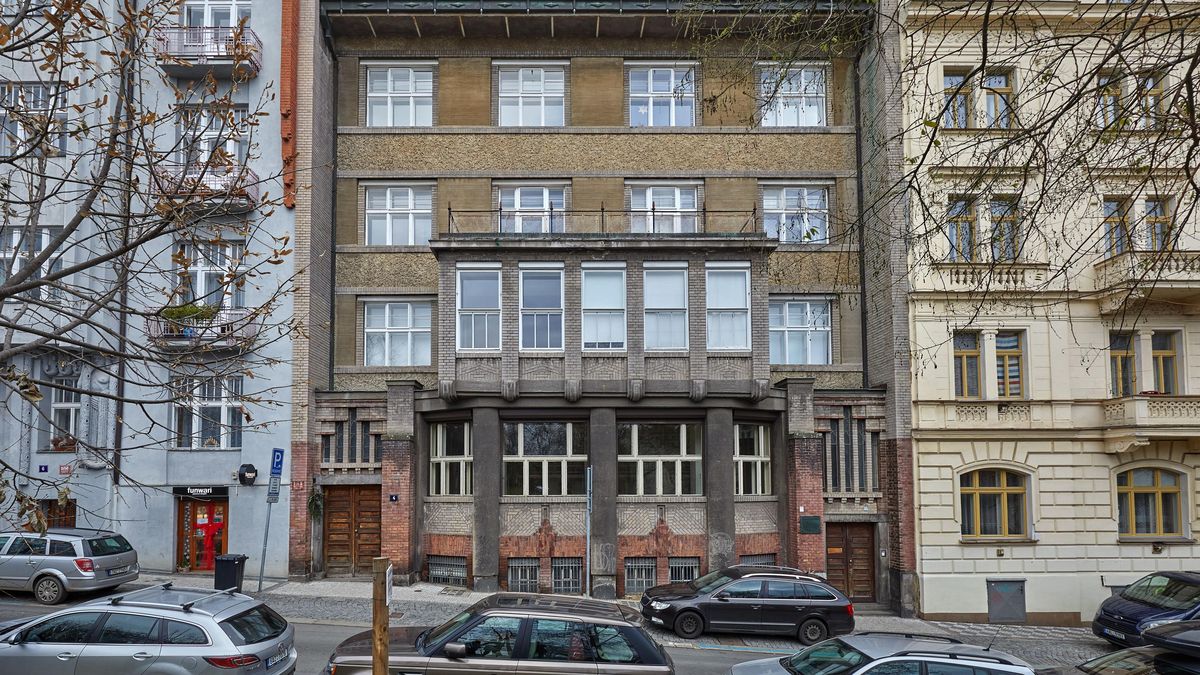 Ve slavném Kotěrě domě pořádají hru na komunisty. Chodil sem Masaryk, sídlil tu Supraphon