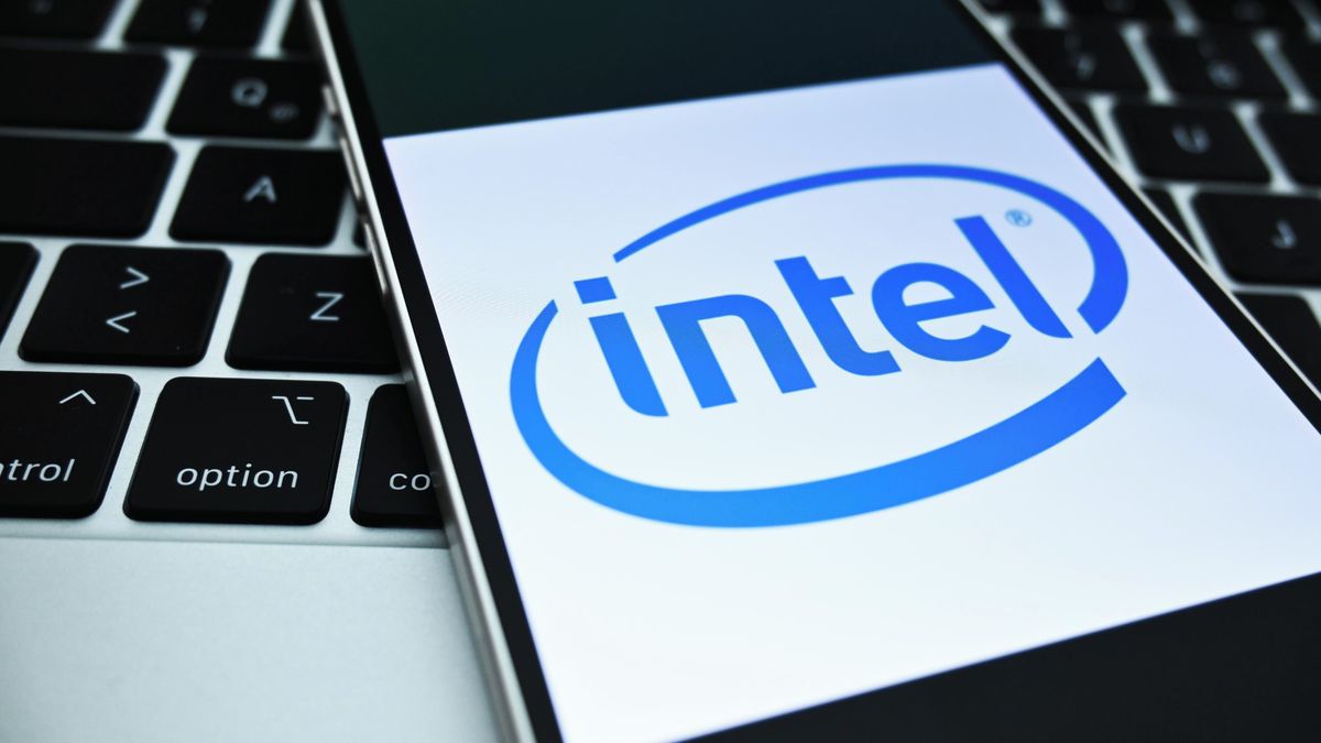 Intel překonal odhady, slabý výhled pro PC trh ale srazil akcie prudce dolů