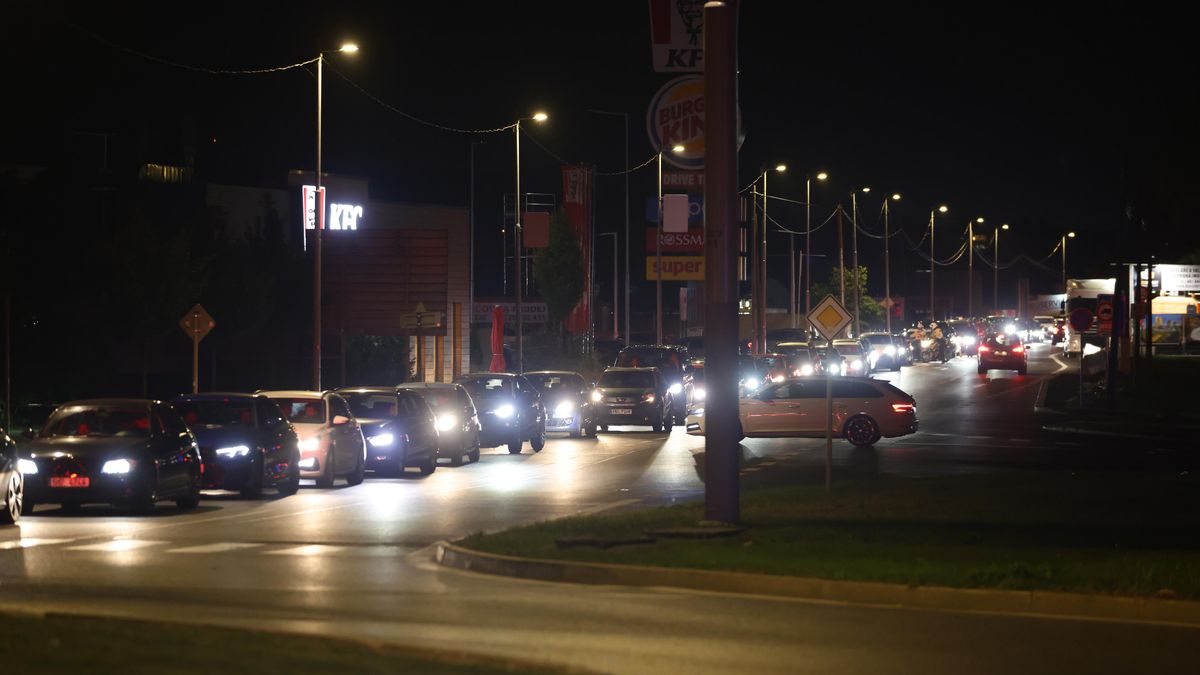 FOTO: Stovky upravených aut v Čakovicích na nelegálním srazu. Hlídá ho policie