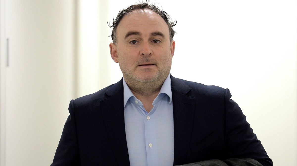 Našel se boss, po kterém policie rok pátrala. Nechal se na dálku vyslechnout