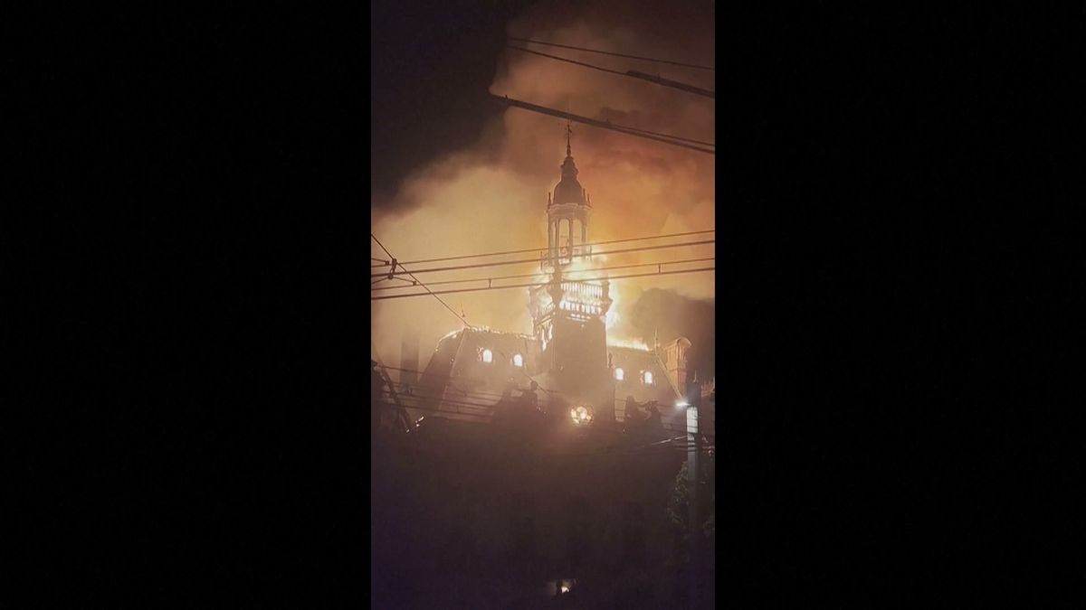 Video: Během protestů ve Francii vzplála historická radnice v Limoges