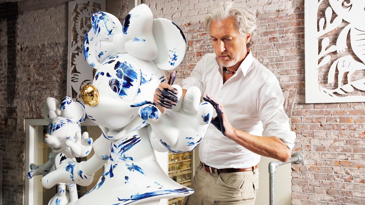 Bořek Šípek byl jeho vzor, teď slavný designér tvoří vázy z vajec a Mickey Mouse z porcelánu