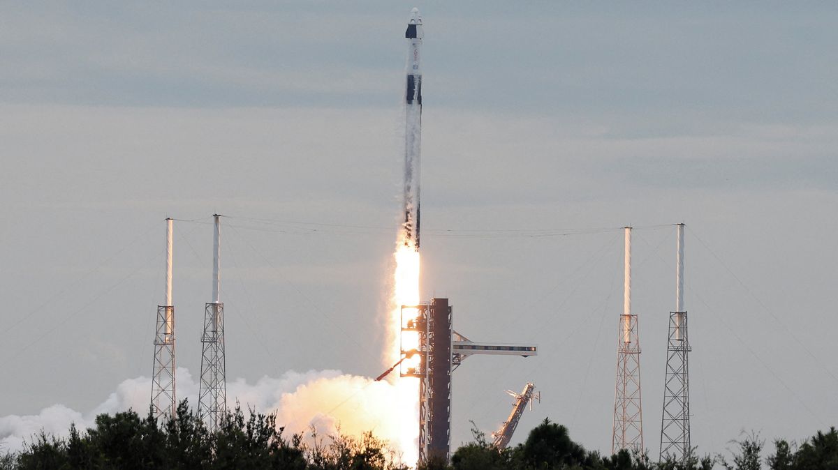 Raketa SpaceX s čtyřčlennou posádkou odstartovala k ISS
