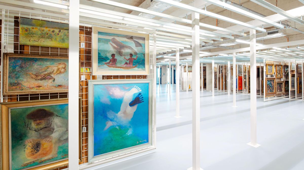Nahlédněte do obřího skladu galerie. Dají se tu strávit hodiny objevováním pokladů