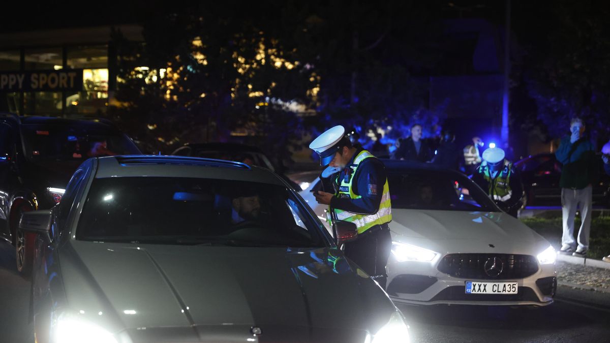 FOTO: Až tisíc aut v Praze na tuningovém srazu. Hlídá ho policie