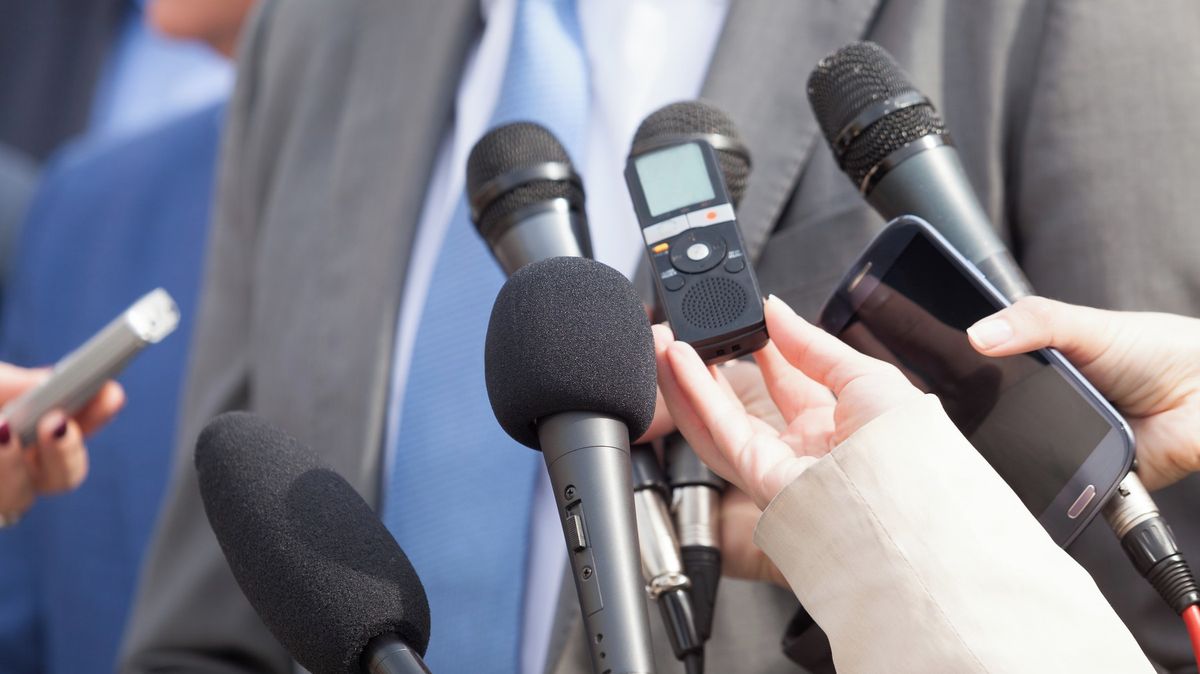 Poskytujte informace, odmítejte násilí. Čtyřicet šéfredaktorů píše politikům