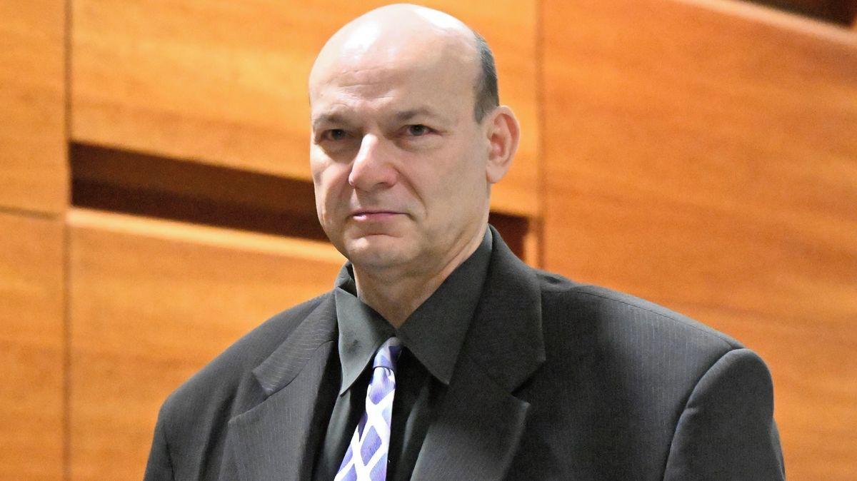 Soudce chtěl odškodné za kárné řízení kvůli nepovolené oslavě prominentů