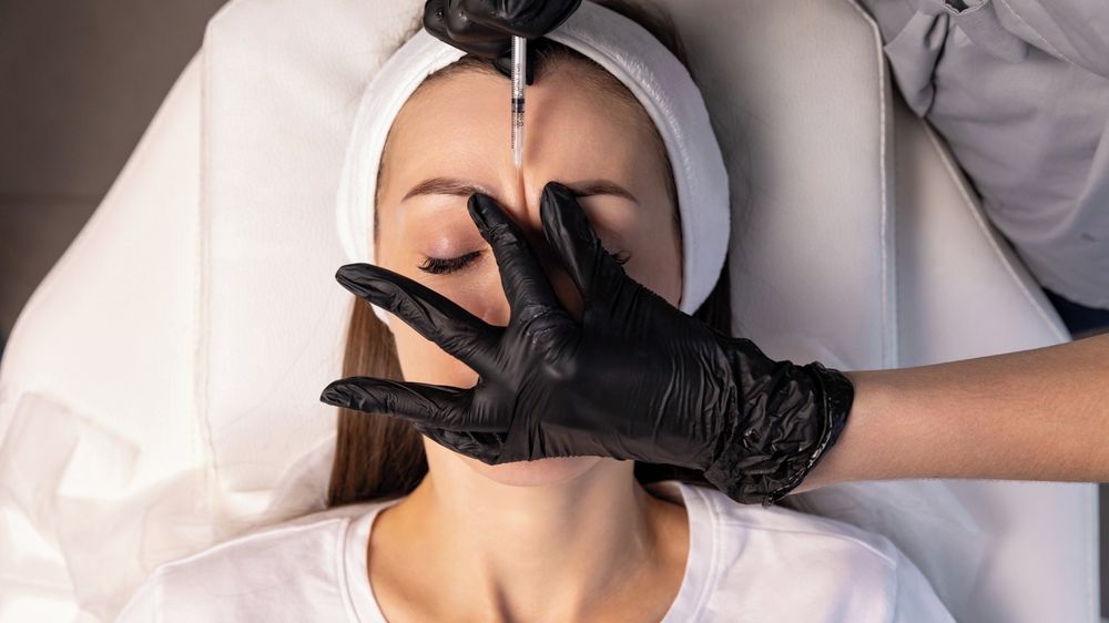 Pokles víčka i křivý úsměv. Na výplně obličeje do kosmetických salonů raději nechoďte