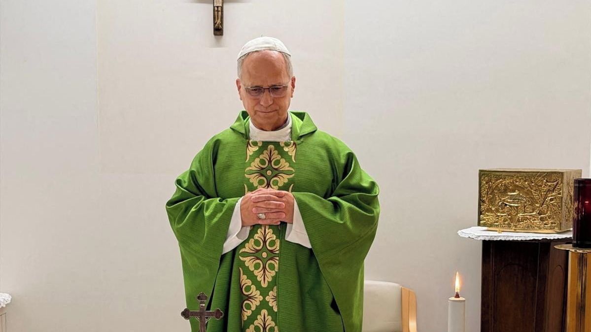 Stav papeže Lva XIV. se po operaci se lepší, mluvil s Putinem