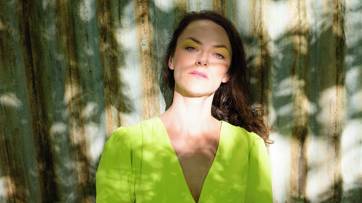 Julie Goetz v říši za zrcadlem. Violistka a herečka vydala výjimečné album