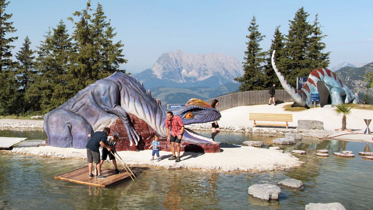 Jak v Cestě do pravěku. V Alpách u Kitzbühelu plují kluci na voru mezi dinosaury