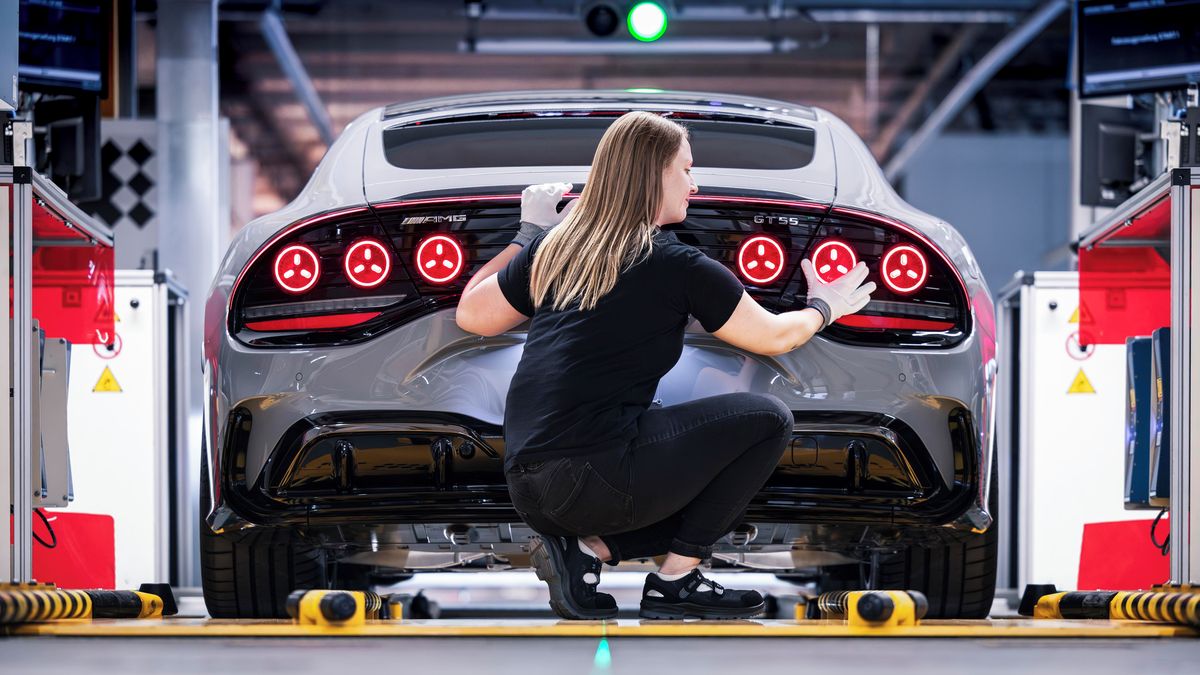 Stejně peněz, více práce. Mercedes vůči německým dělníkům přitvrdí