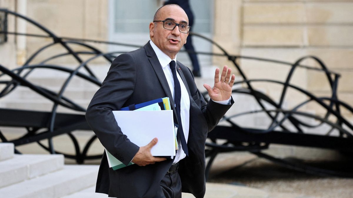 Macron odmítl demisi ministra vnitra, uznal ale chyby úřadů před násilnostmi