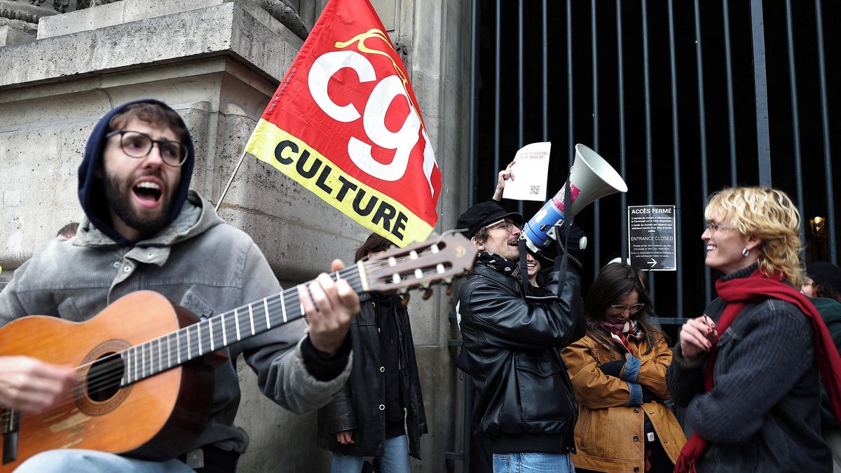 Demonstranti blokují pařížské muzeum Louvre