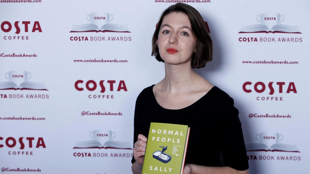 V Británii už se nebudou prodávat knihy Sally Rooney. Podporuje zakázané hnutí