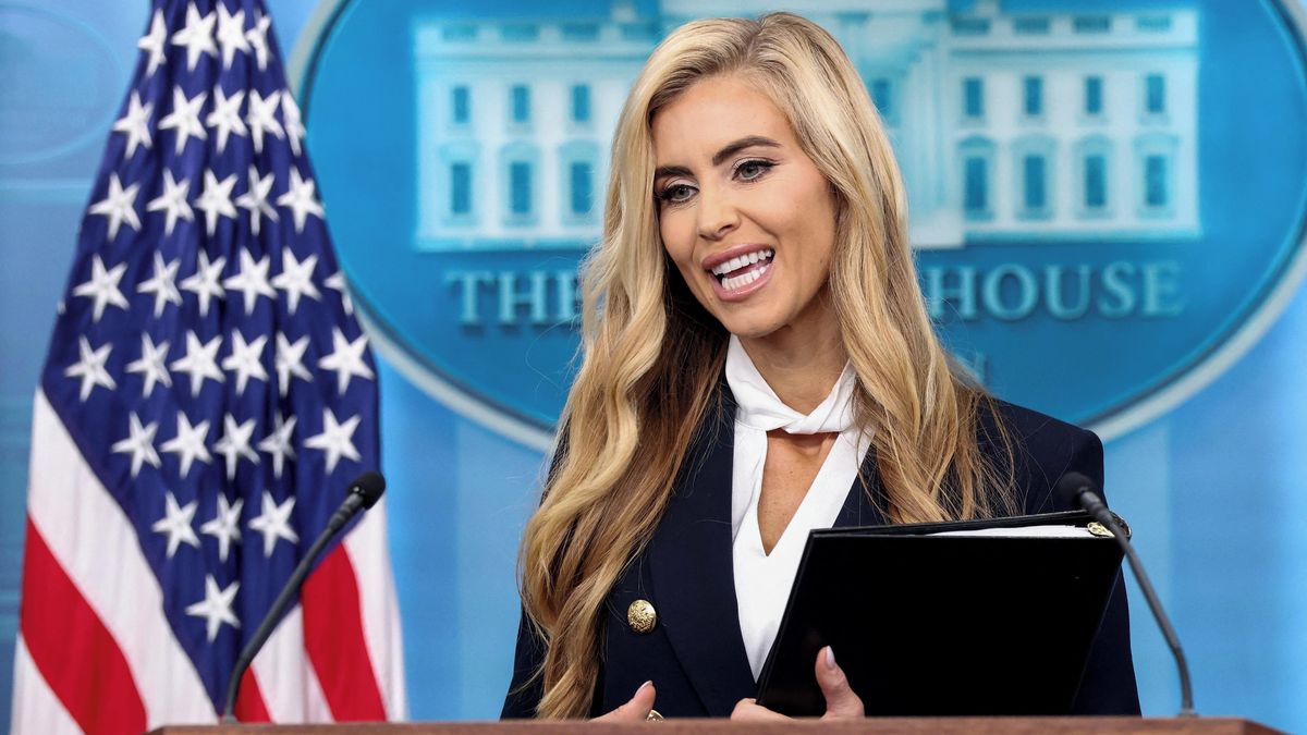 „Satirický skeč.“ Nová Trumpova mluvčí předvedla „brutální“ první brífink