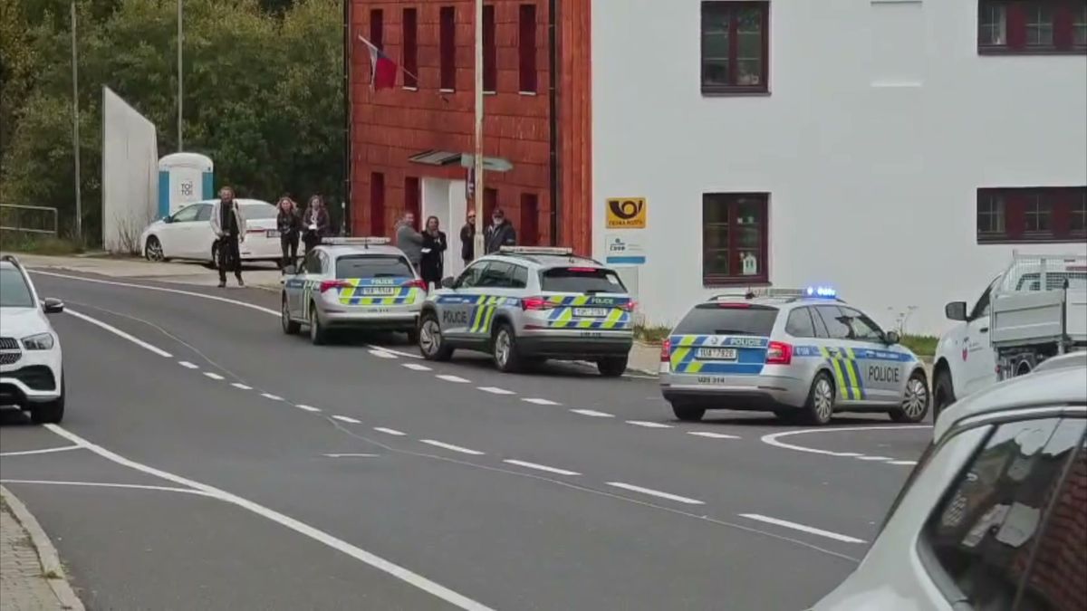 Volby pod kontrolou policie i státu. Nervozita v Chožově a kriminálka v zatáčce