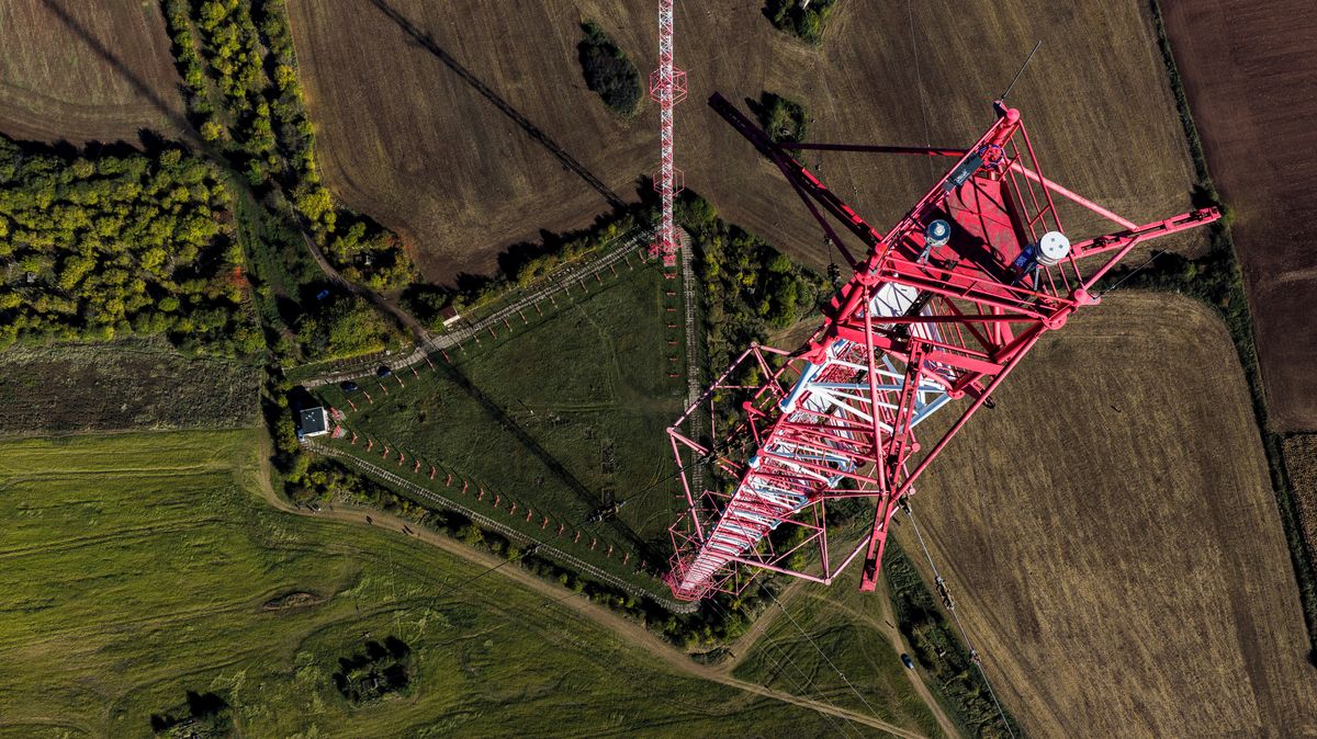 Poslední fotky nejvyšší stavby v zemi. Stožáry Liblice překonaly i Eiffelovku