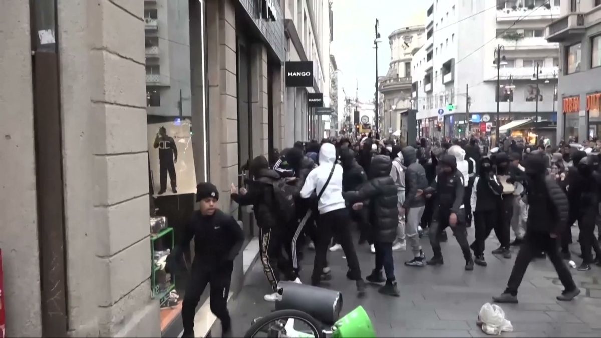 Video: Náctiletí zakuklenci se v Miláně střetli s policií. Byly mezi nimi i děti