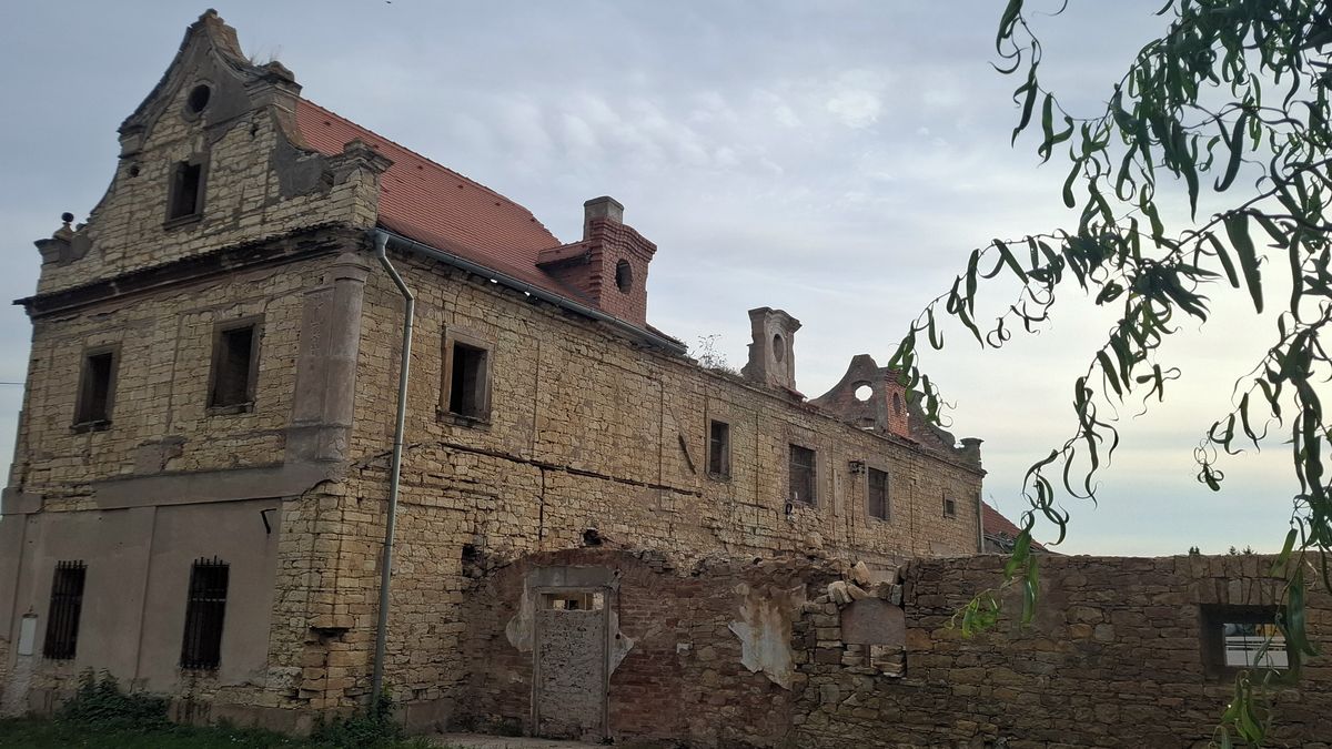 „Slíbili nám práci.“ Do ruiny si před volbami nahlásilo pobyt 30 lidí