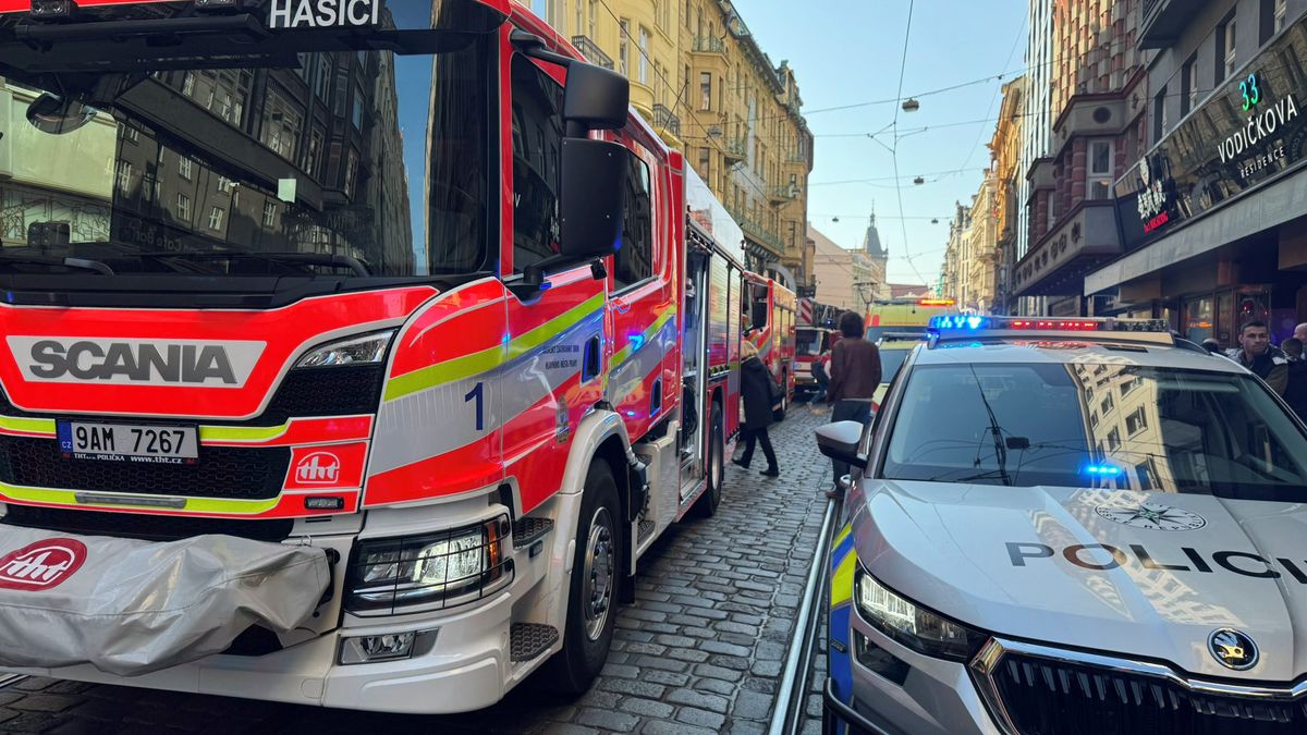 V centru Prahy vybuchla venkovní kamna, tři lidé utrpěli zranění