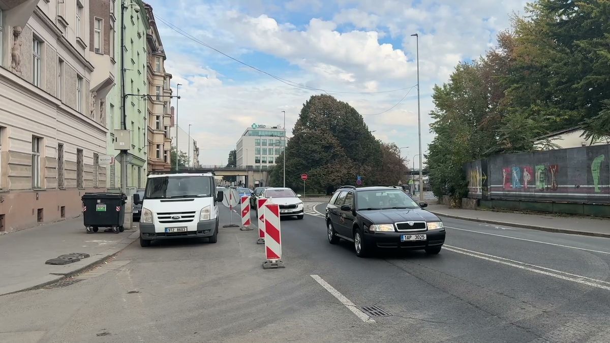Video: Zmatení chodci, auta na chodníku. Část Smíchova brzdí rekonstrukce