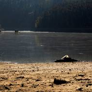 V Praze je vody v řece sice dost, ale jen díky tomu, že se odpouští právě z přehrad vltavské kaskády, kde se kvůli suchu nestačí dostatečně doplňovat. Běžné deště navíc na doplnění obřího deficitu ani zdaleka nestačí.