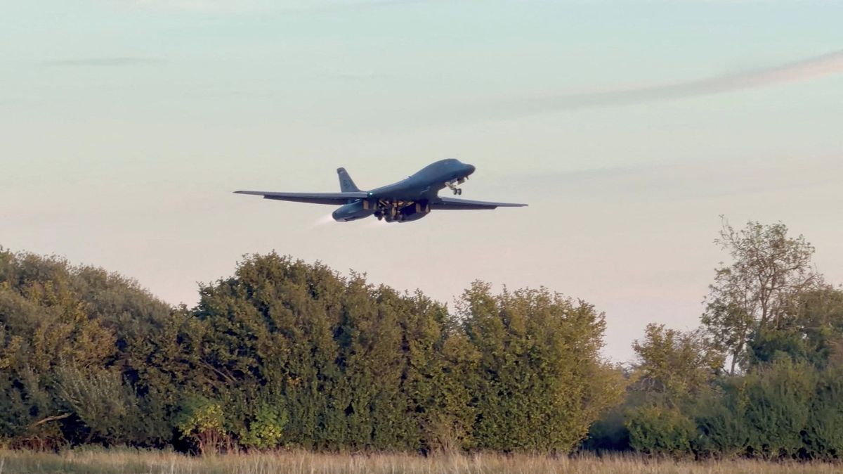 NYT: USA stahují bombardéry ze základny v Británii kvůli hrozbě dronových útoků