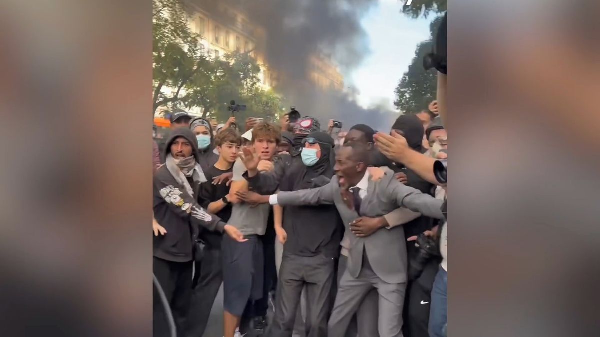 Video: Starosta bránil francouzské demonstranty před policisty vlastním tělem