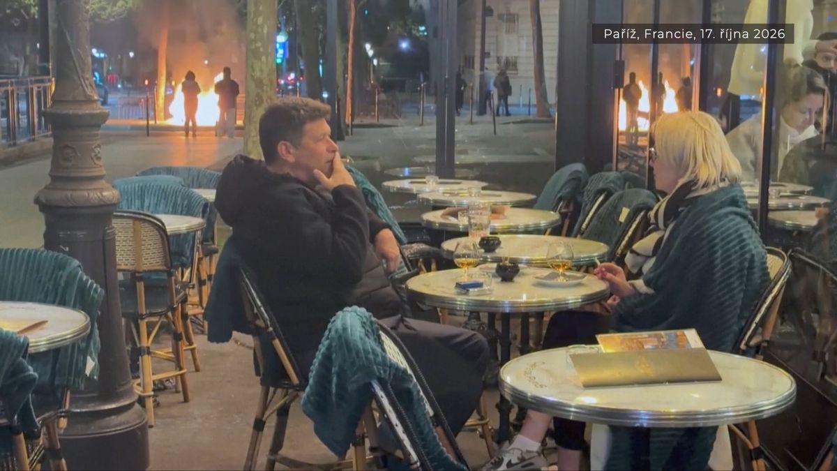 Video: Paříží otřásaly nepokoje. Tato dvojice si ale večer zkazit nenechala