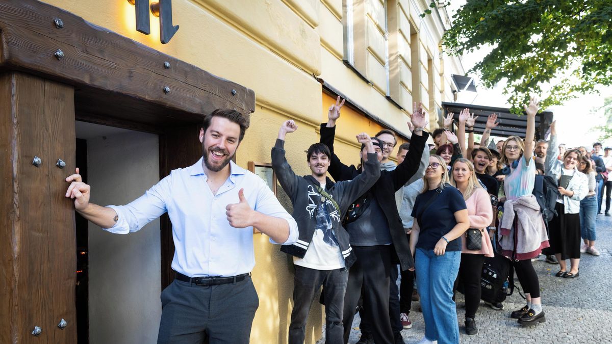 Herec z Kingdom Come si v Praze otevřel hospodu. Jaké pivo čepuje pan Ptáček?