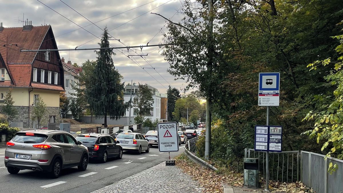 Brno stojí v kolonách. Budoucí primátor šel na koaliční jednání pěšky