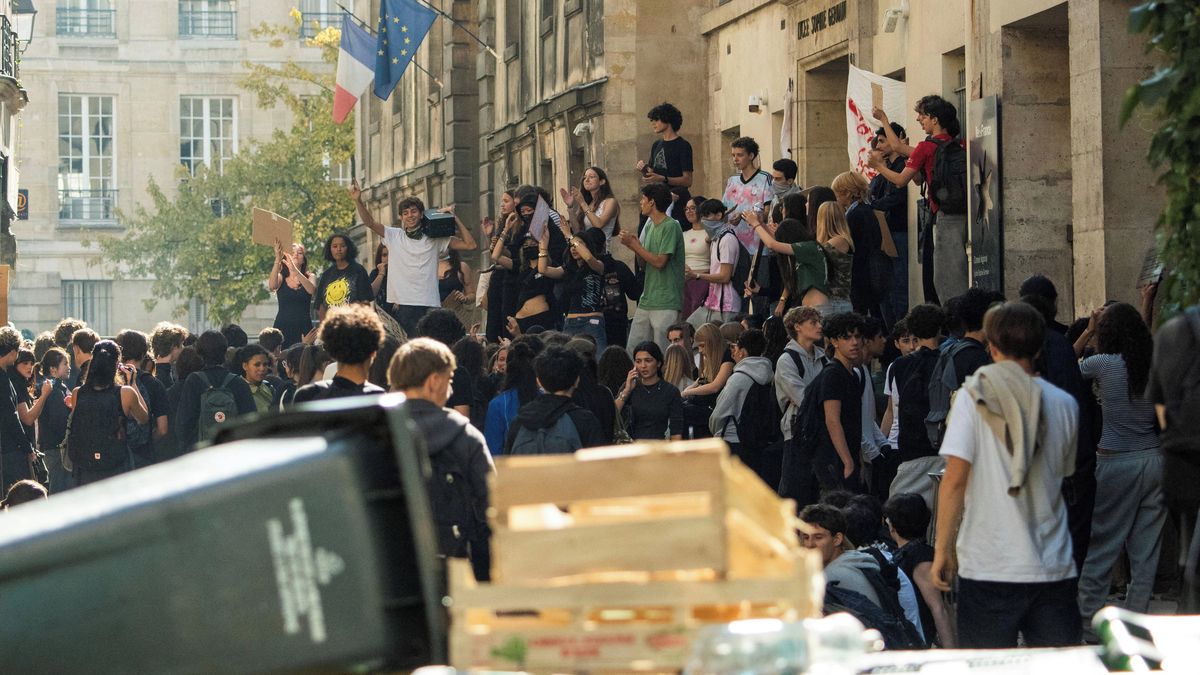 Paralyzující granát připravil během protestů ve Francii studenta o ruku