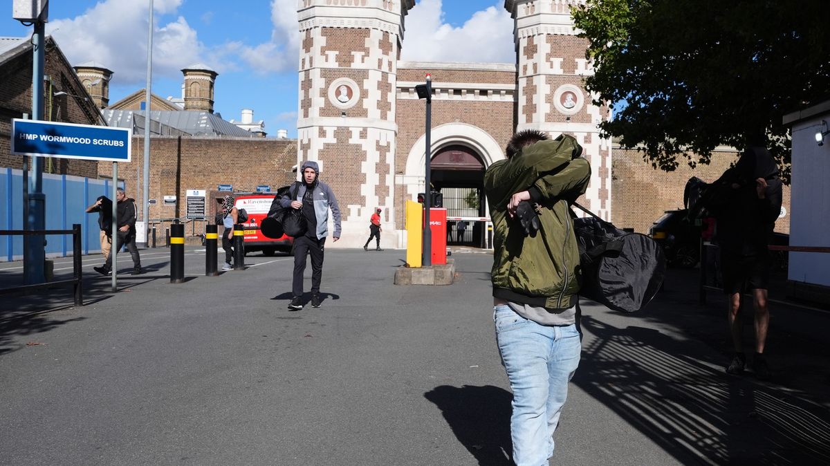 Británie propustí tisíce vězňů. Evropa má obavy