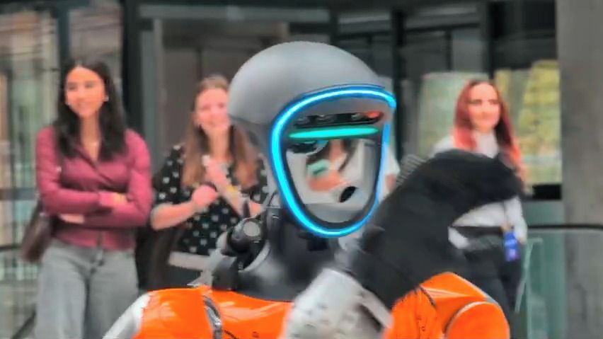 Humanoidní roboti si dali sraz v Praze. Mezi lidmi chodí raději „na vodítku“