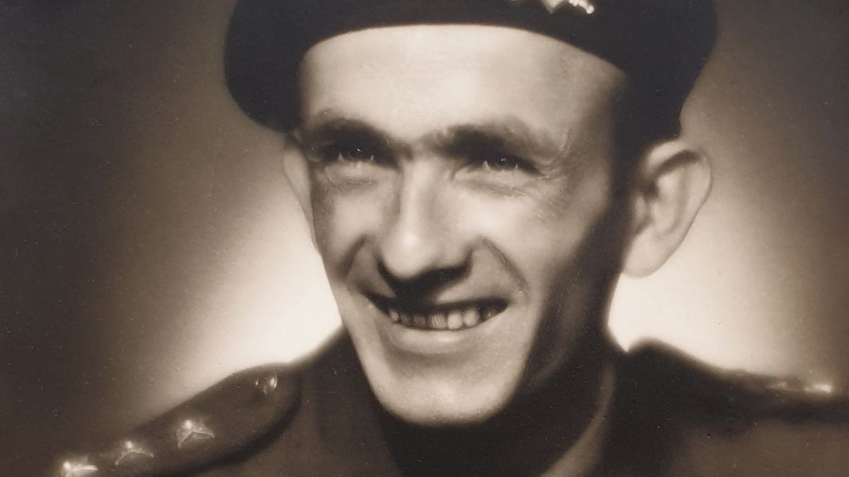 Bránil Anglii, pak ho vážně ranili na Dukle, ale bojoval dál. Příběh málo známého hrdiny