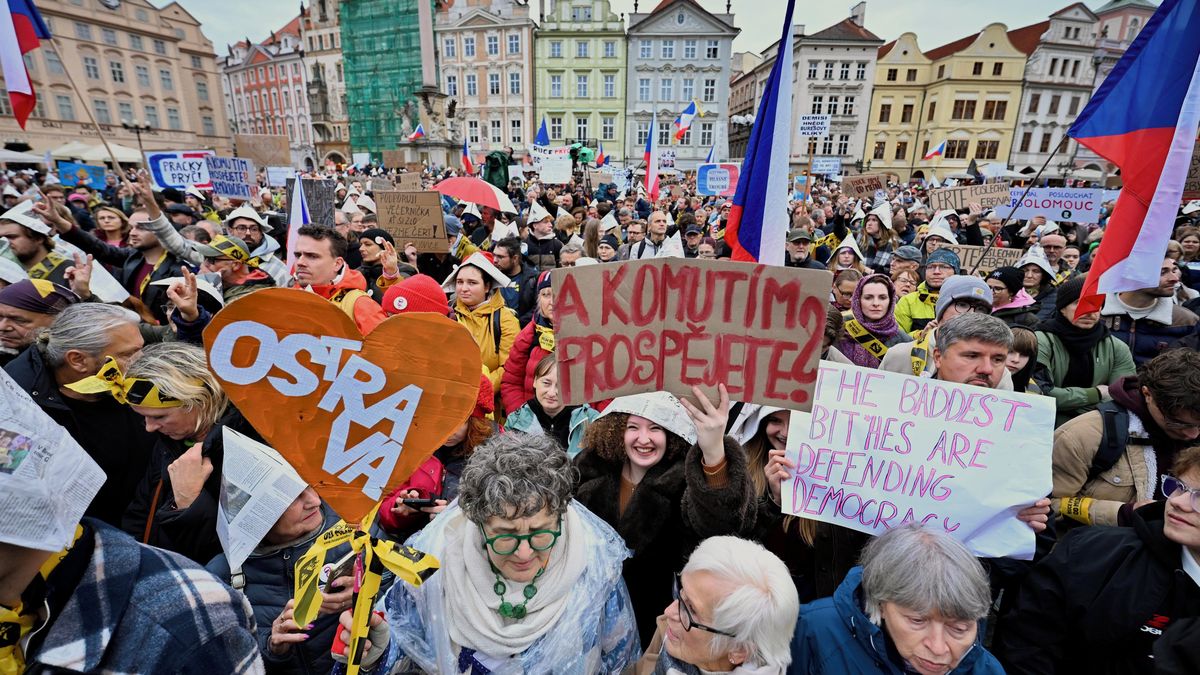 „Zrušte ten paskvil.“ Davy lidí kvůli médiím zaplnily centrum Prahy