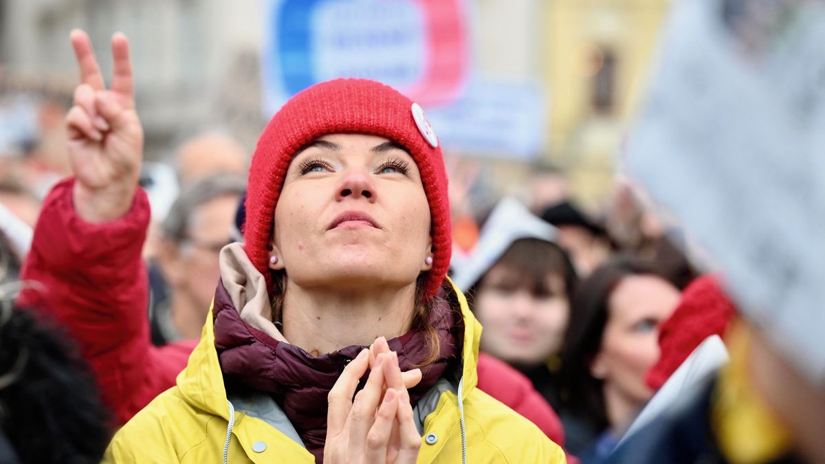 Fotky z demonstrace na Staroměstském náměstí, kde lidé vynadali Babišovi a jeho vládě