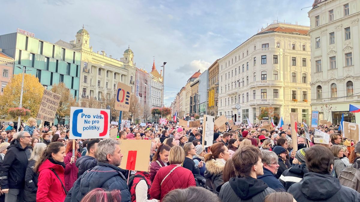 V Brně lidé demonstrují za veřejnoprávní média proti Babišovi a Klempířovi