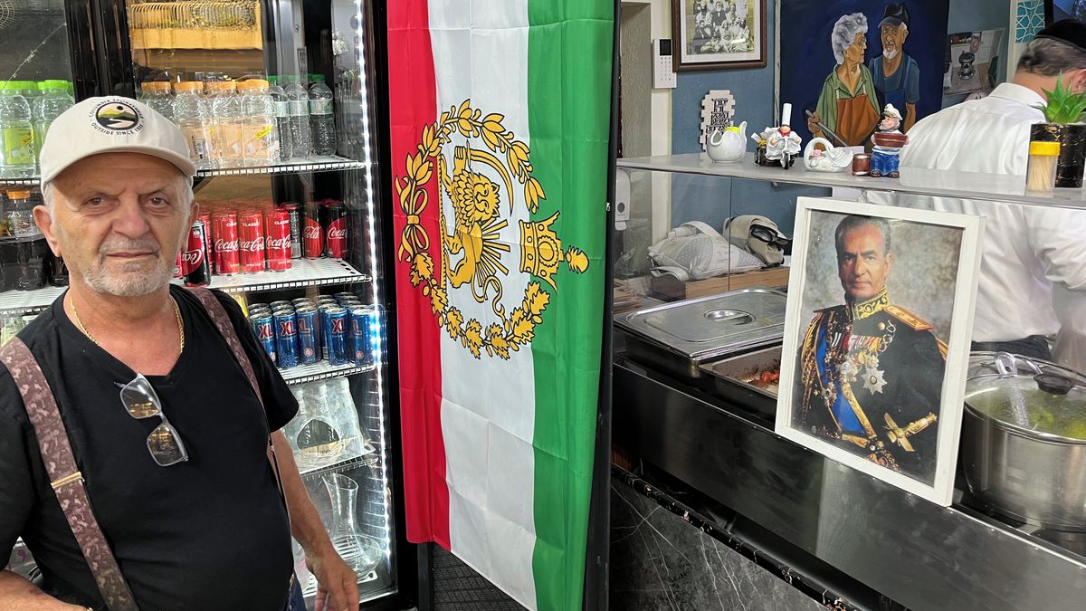 Žije v Izraeli, bratrance má v Íránu. Volat si mohou jen dvě minuty