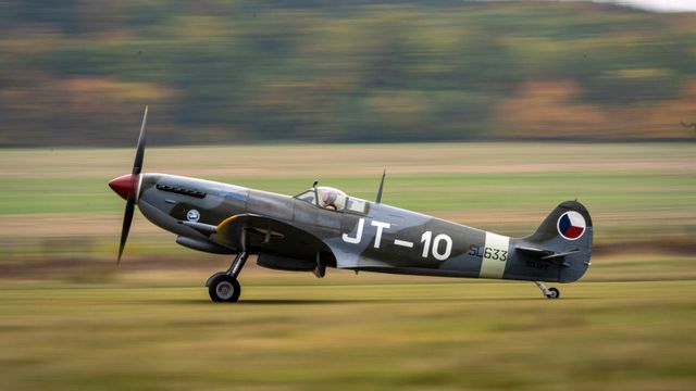 Spitfire československých letců RAF se vrátil do Česka, je k vidění v Točné