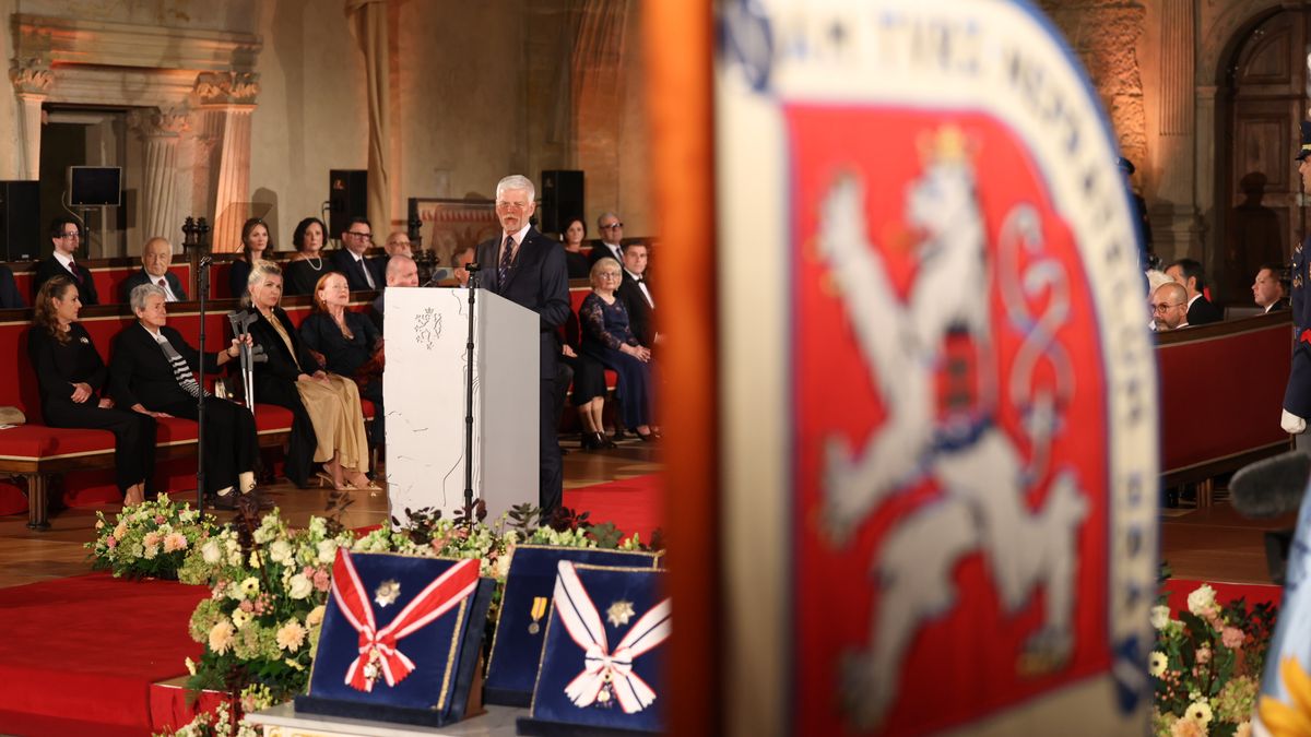 Prezident vyznamenal 51 osobností. Řádem ocenil Janžurovou či Kuberu