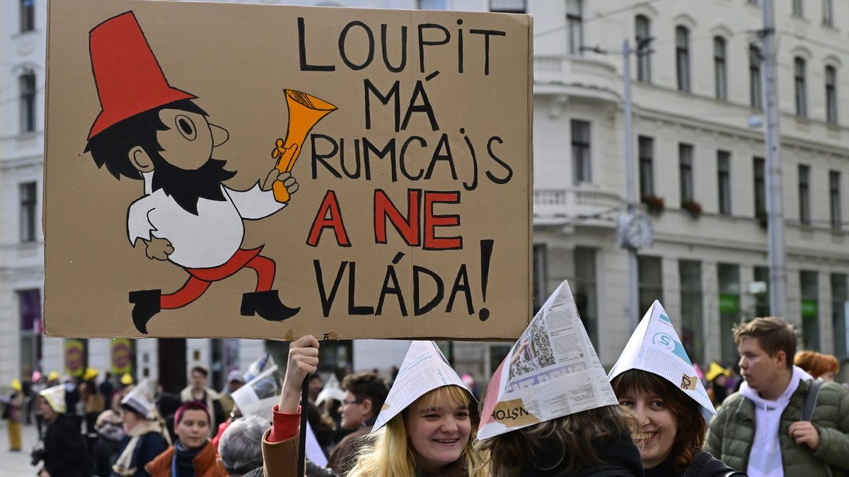 Obrazem: „Loupit má Rumcajs a ne vláda.“ Na svátek jsou lidé v ulicích